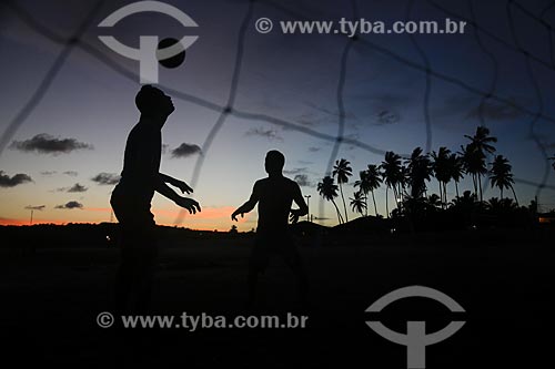  Assunto: Jovens jogando futevôlei na praia de Pitimbu / Local: Pitimbu - Paraíba (PB) - Brasil / Data: 01/2013 