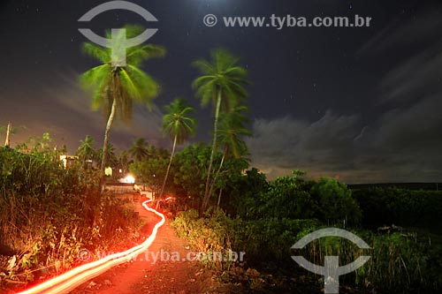  Assunto: Luz de veículo na zona rural de Pitimbu / Local: Pitimbu - Paraíba (PB) - Brasil / Data: 01/2013 