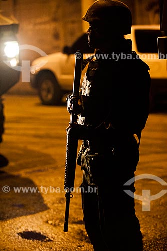  Assunto: Silhueta de soldado durante a ocupação no conjunto de favelas do Cajú para implantação da Unidade de Policia Pacificadora (UPP) / Local: Rio de Janeiro (RJ) - Brasil / Data: 03/2013 