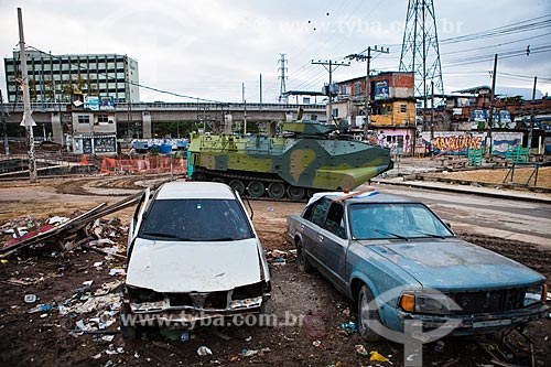  Carros abandonados próximo a Estação de Manguinhos - Ramal Saracuruna - após a ocupação no conjunto de favelas do Jacarezinho e Manguinhos para implantação da Unidade de Policia Pacificadora (UPP)   - Rio de Janeiro - Rio de Janeiro - Brasil