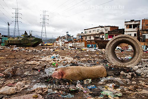  Lixo acumulado próximo a Estação de Manguinhos - Ramal Saracuruna - após a ocupação no conjunto de favelas do Jacarezinho e Manguinhos para implantação da Unidade de Policia Pacificadora (UPP)   - Rio de Janeiro - Rio de Janeiro - Brasil