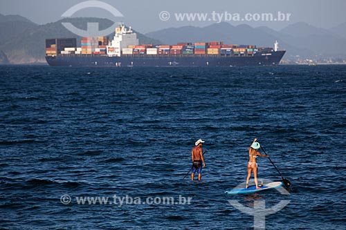  Assunto: Praticantes de Stand Up Surf em Copacabana com um navio carregado de contêiners saindo da Baía de Guanabara / Local: Rio de Janeiro (RJ) - Brasil / Data: 02/2013 