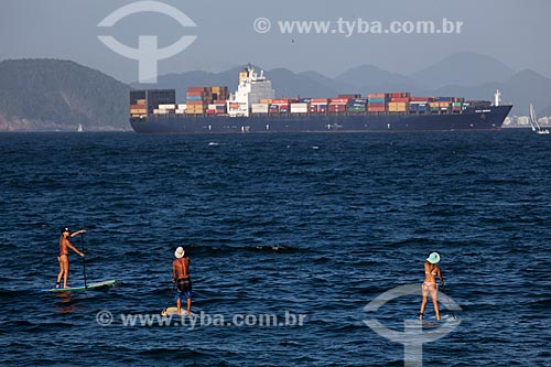  Assunto: Praticantes de Stand Up Surf em Copacabana com um navio carregado de contêiners saindo da Baía de Guanabara / Local: Rio de Janeiro (RJ) - Brasil / Data: 02/2013 