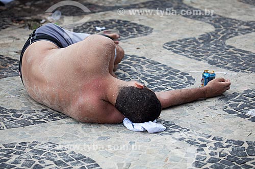  Assunto: Homem alcoolizado dormindo no calçadão da Praia de Ipanema / Local: Ipanema - Rio de Janeiro (RJ) - Brasil / Data: 02/2013 