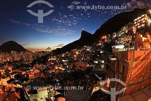  Assunto: Vista da Favela Santa Marta com Cristo Redentor ao fundo / Local: Rio de Janeiro (RJ) - Brasil / Data: 02/2012 