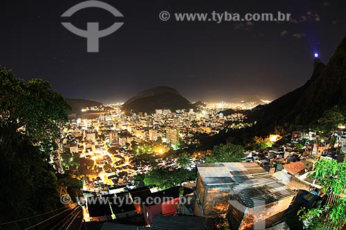  Assunto: Vista do bairro de Botafogo, parte da Favela Santa Marta com Cristo Redentor ao fundo / Local: Rio de Janeiro (RJ) - Brasil / Data: 02/2012 