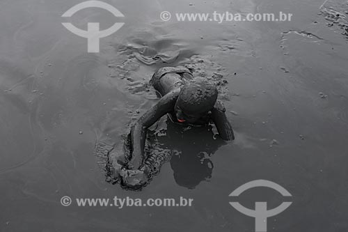  Assunto: Menino coberto de lama, se preparando para desfilar no Bloco da Lama / Local: Paraty - Rio de Janeiro (RJ) - Brasil / Data: 02/2013 