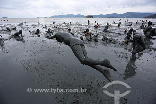  Assunto: Foliões do Bloco da Lama mergulhando no mangue da Praia de Jabaquara coberto de lama, se preparando para desfilar no Bloco da Lama / Local: Paraty - Rio de Janeiro (RJ) - Brasil / Data: 02/2013 