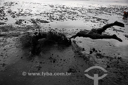  Assunto: Folião do Bloco da Lama mergulhando no mangue da Praia de Jabaquara coberto de lama, se preparando para desfilar no Bloco da Lama / Local: Paraty - Rio de Janeiro (RJ) - Brasil / Data: 02/2013 