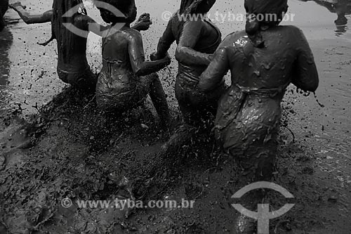  Assunto: Foliões do Bloco da Lama mergulhando no mangue da Praia de Jabaquara coberto de lama, se preparando para desfilar no Bloco da Lama / Local: Paraty - Rio de Janeiro (RJ) - Brasil / Data: 02/2013 