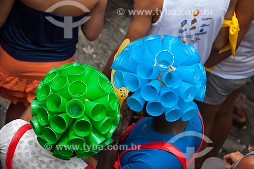  Assunto: Foliões com peruca feita utilizando copos de plástico reciclados / Local: Olinda - Pernambuco (PE) - Brasil / Data: 02/2013 