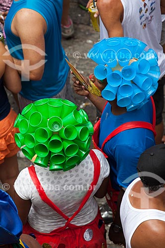  Assunto: Foliões com peruca feita utilizando copos de plástico reciclados / Local: Olinda - Pernambuco (PE) - Brasil / Data: 02/2013 