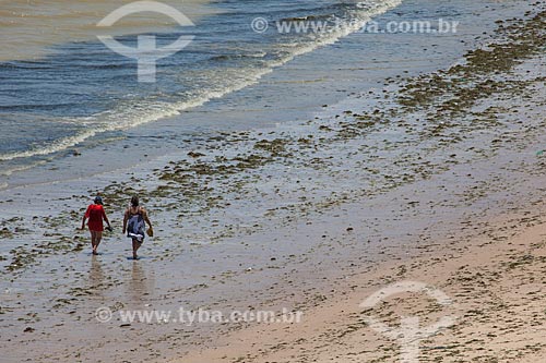  Assunto: Mulheres caminhando na areia da praia da Maria Farinha / Local: Paulista - Pernambuco (PE) - Brasil / Data: 02/2013 