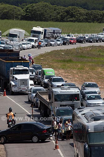  Assunto: Engarrafamento na Rodovia BR-101 / Local: Goiana - Pernambuco (PE) - Brasil / Data: 02/2013 