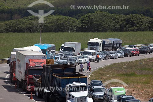  Assunto: Engarrafamento na Rodovia BR-101 / Local: Goiana - Pernambuco (PE) - Brasil / Data: 02/2013 