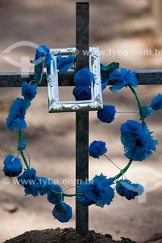  Assunto: Cruz com flores em túmulo do cemitério da Igreja de Nossa Senhora da Guia - também conhecida como Santuário da Guia / Local: Lucena - Paraíba (PB) - Brasil / Data: 02/2013 