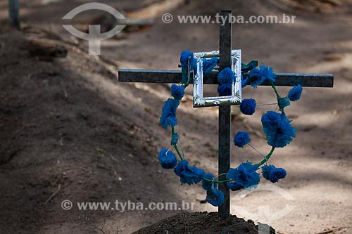  Assunto: Cruz com flores em túmulo do cemitério da Igreja de Nossa Senhora da Guia - também conhecida como Santuário da Guia / Local: Lucena - Paraíba (PB) - Brasil / Data: 02/2013 