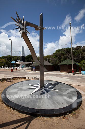  Assunto: Monumento Rosa dos Ventos com o Farol do Cabo Branco (1972) ao fundo - ponto mais oriental do Brasil / Local: Cabo Branco - João Pessoa - Paraíba (PB) - Brasil / Data: 02/2013 
