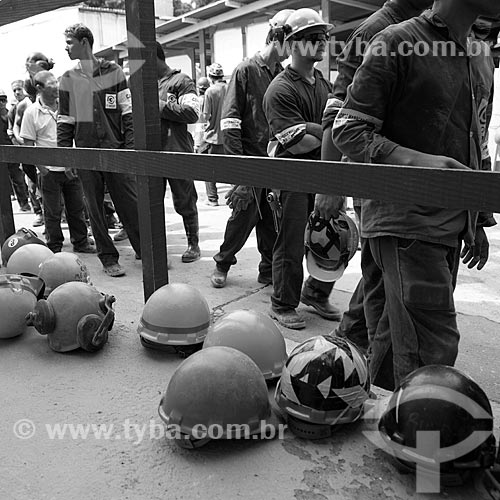  Assunto: Operários na fila do almoço durante a reforma do Estádio Jornalista Mário Filho - também conhecido como Maracanã / Local: Maracanã - Rio de Janeiro (RJ) - Brasil / Data: 04/2012 