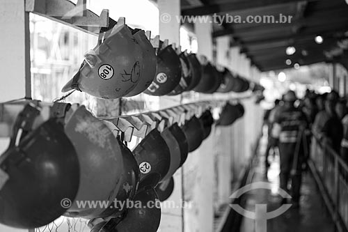  Assunto: Porta capacetes dos operários na fila do almoço durante a reforma do Estádio Jornalista Mário Filho - também conhecido como Maracanã / Local: Maracanã - Rio de Janeiro (RJ) - Brasil / Data: 02/2013 
