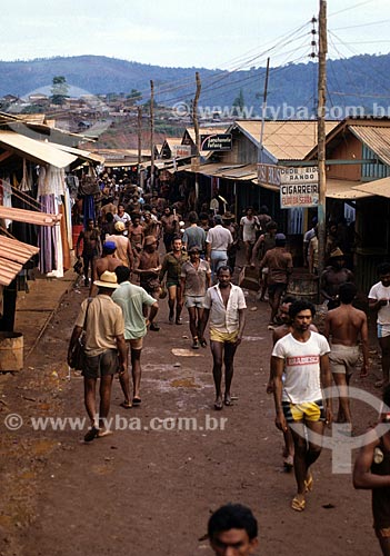 Assunto: Pessoas andando em rua comercial próximo ao garimpo de Serra Pelada / Local: Distrito de Serra Pelada - Curionópolis - Pará (PA) - Brasil / Data: Década de 80 