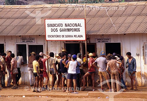  Assunto: Trabalhadores pagando o imposto sindical ao Sindicato Nacional dos Garimpeiros / Local: Distrito de Serra Pelada - Curionópolis - Pará (PA) - Brasil / Data: Década de 80 