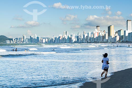  Assunto: Mulher caminhando na Praia Central / Local: Balneário Camboriú - Santa Catarina (SC) - Brasil / Data: 03/2013 