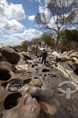  Assunto: Erosão nas pedras próximas ao Rio Ingá de Bacamarte - no Sítio Pedra Lavrada / Local: Ingá - Paraíba (PB) - Brasil / Data: 02/2013 