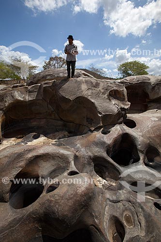  Assunto: Erosão nas pedras próximas ao Rio Ingá de Bacamarte - no Sítio Pedra Lavrada / Local: Ingá - Paraíba (PB) - Brasil / Data: 02/2013 