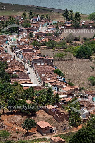  Vista de uma rua na cidade de Alagoa Grande com a antiga Lagoa de Paó, atual Lagoa Grande - também conhecida como Lagoa do Pão - ao fundo, a partir do Morro do Cruzeiro   - Alagoa Grande - Paraíba - Brasil