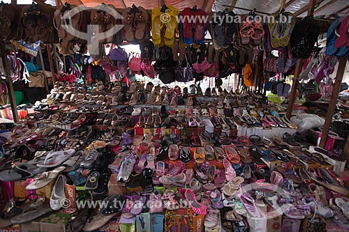  Assunto: Barraca com calçados à venda na feira livre da cidade de Guarabira / Local: Guarabira - Paraíba (PB) - Brasil / Data: 02/2013 