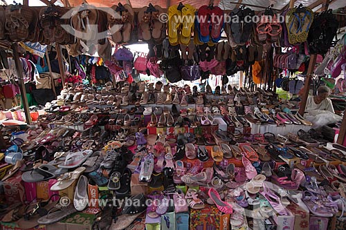  Assunto: Barraca com calçados à venda na feira livre da cidade de Guarabira / Local: Guarabira - Paraíba (PB) - Brasil / Data: 02/2013 