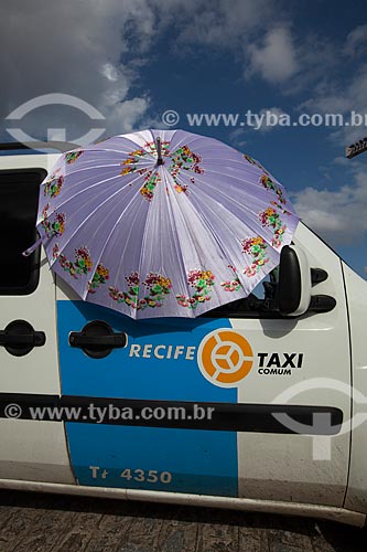  Assunto: Passageiro de táxi se protegendo do sol com uma sombrinha / Local: Guarabira - Paraíba (PB) - Brasil / Data: 02/2013 