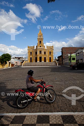  Assunto: Motociclista na Praça Nossa Senhora da Luz com a Catedral de Nossa Senhora da Luz (1837) - também conhecida como Catedral da Luz - ao fundo / Local: Guarabira - Paraíba (PB) - Brasil / Data: 02/2013 