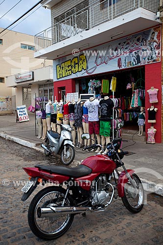  Assunto: Motocicleta e comércio de roupas na Rua Doutor Francisco Montenegro / Local: Alagoa Grande - Paraíba (PB) - Brasil / Data: 02/2013 