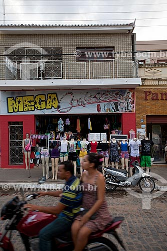  Assunto: Motocicleta e comércio de roupas na Rua Doutor Francisco Montenegro / Local: Alagoa Grande - Paraíba (PB) - Brasil / Data: 02/2013 