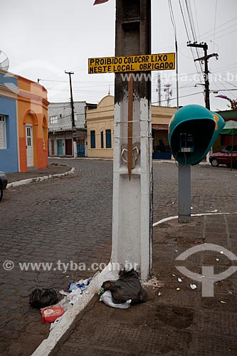  Assunto: Lixo embaixo de uma placa com o dizeres proibido jogar lixo neste local / Local: Areia - Paraíba (PB) - Brasil / Data: 02/2013 