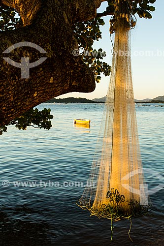  Assunto: Rede de pesca secando ao sol na Praia do Ribeirão da Ilha / Local: Florianópolis - Santa Catarina (SC) - Brasil / Data: 04/2013 