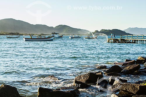  Assunto: Pescadores sobre píer na Praia da Armação / Local: Florianópolis - Santa Catarina (SC) - Brasil / Data: 04/2013 