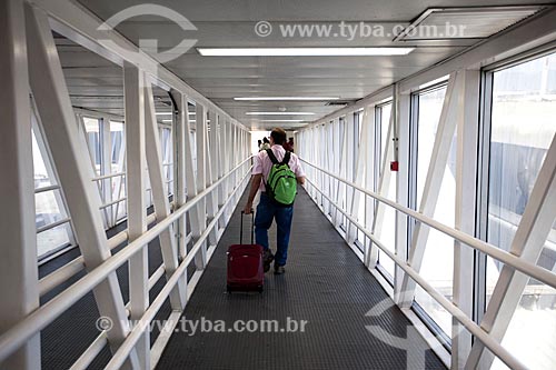  Assunto: Passageiro em um corredor do Aeroporto Internacional Antônio Carlos Jobim (1952) / Local: Ilha do Governador - Rio de Janeiro (RJ) - Brasil / Data: 03/2013 