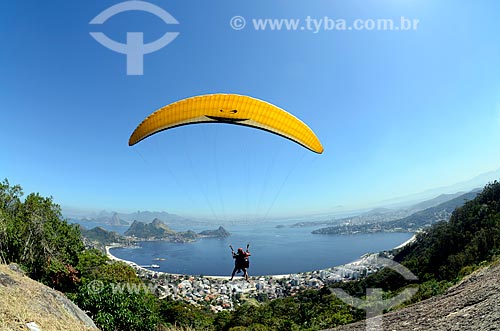 Assunto: Voo de parapente na rampa do Parque da Cidade de Niterói com a Enseada de São Francisco ao fundo / Local: Niterói - Rio de Janeiro (RJ) - Brasil / Data: 08/2012 