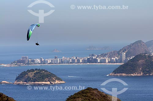  Assunto: Voo de parapente com a Praia de Copacabana ao fundo / Local: Niterói - Rio de Janeiro (RJ) - Brasil / Data: 08/2012 