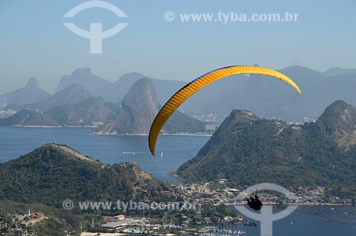  Assunto: Voo de parapente com o Pão de Açúcar no fundo / Local: Niterói - Rio de Janeiro (RJ) - Brasil / Data: 08/2012 