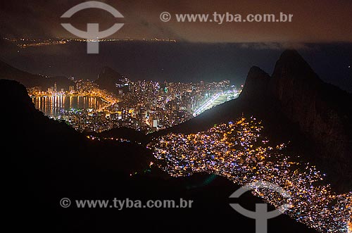  Assunto: Vista da favela da Rocinha e do Morro Dois Irmãos a partir da Pedra Bonita com a Lagoa, Leblon e Ipanema ao fundo / Local: São Conrado - Rio de Janeiro (RJ) - Brasil / Data: 04/2013 