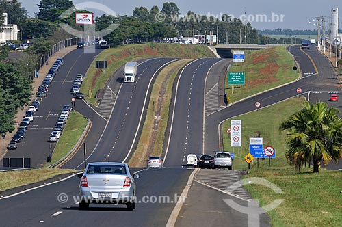  Assunto: Carros na Rodovia Engenheiro Ronan Rocha (SP-345) / Local: Franca - São Paulo (SP) - Brasil / Data: 03/2013 