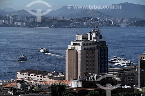  Assunto: Vista das barcas que fazem o transporte de passageiros entre Rio e Niterói na Baía de Guanabara com Niterói ao fundo / Local: Rio de Janeiro (RJ) - Brasil / Data: 04/2013 