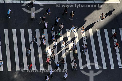  Assunto: Pedestres atravessando a Avenida Rio Branco / Local: Centro - Rio de Janeiro (RJ) - Brasil / Data: 04/2013 