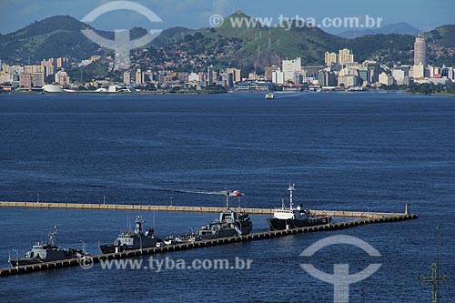  Assunto: Navios da Marinha do Brasil ancorados no píer da Ilha Fiscal com Niterói ao fundo / Local: Rio de Janeiro (RJ) - Brasil / Data: 04/2013 