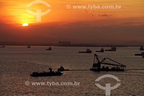  Assunto: Pôr do sol e embarcações na Baía de Guanabara / Local: Rio de Janeiro (RJ) - Brasil / Data: 04/2013 