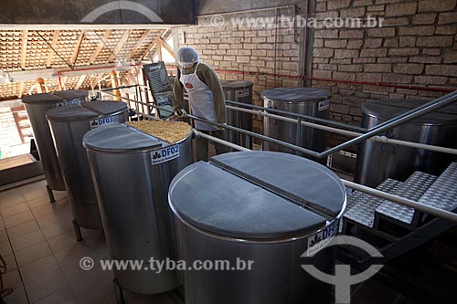 Assunto: Processo de fermentação da cana-de-açúcar para a produção de cachaça no Alambique Flor do Vale / Local: Canela - Rio Grande do Sul (RS) - Brasil / Data: 04/2013 